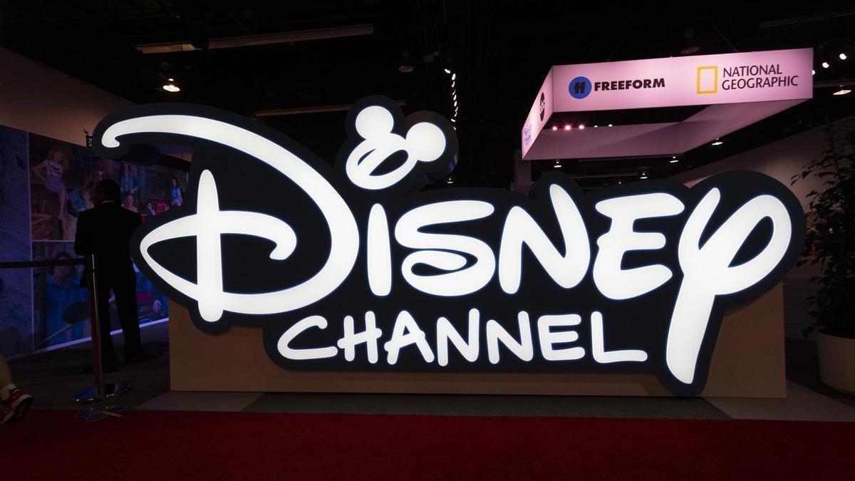 El logo de Disney Channel en una exposición en California.