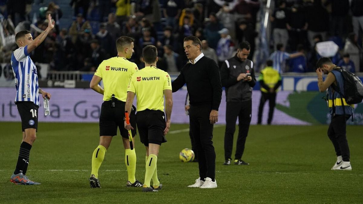 Luis García saluda a Cordero Vega al término del partido