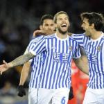 Iñigo Martínez celebra un gol con Xabi Prieto durante su etapa en la Real. / N.G.