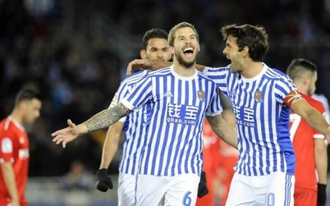 Iñigo Martínez celebra un gol con Xabi Prieto durante su etapa en la Real. / N.G.