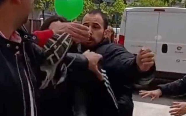 Imagen de la agresión a un militante de Vox en Gasteiz.