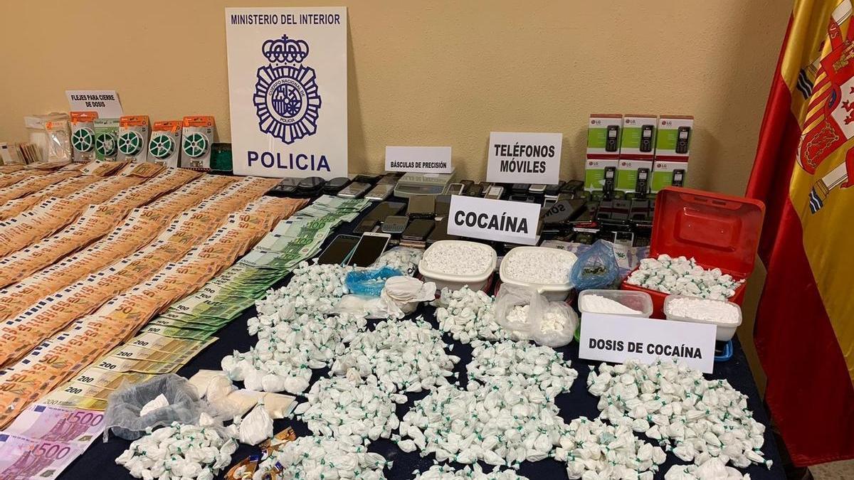 Imagen de la drogra y dinero intervenidos por Policía Nacional.