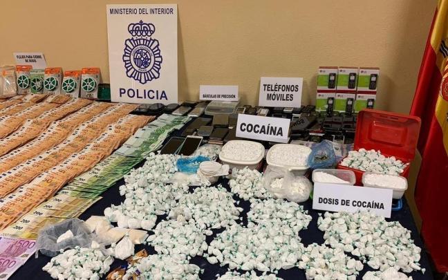 Imagen de la drogra y dinero intervenidos por Policía Nacional.