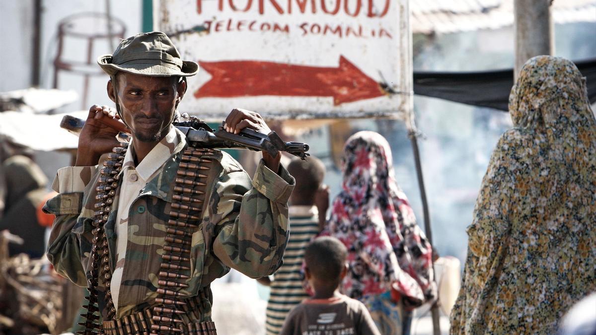 Un soldado del Ejército Nacional Somalí vigila el mercado de Torfiq en el distrito de Yaaqshiid después de una oleada de atentados con coches bomba