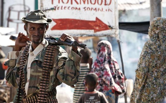 Un soldado del Ejército Nacional Somalí vigila el mercado de Torfiq en el distrito de Yaaqshiid después de una oleada de atentados con coches bomba