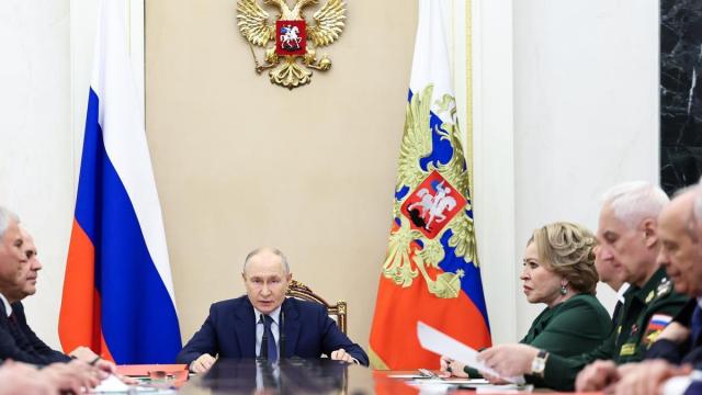 El presidente ruso, Vladímir Putin, preside una reunión con los miembros del Consejo de Seguridad en el Kremlin.