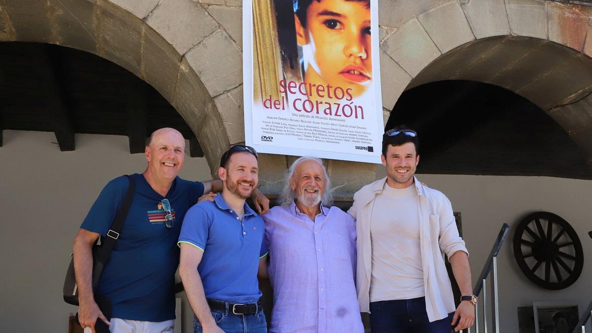Armendáriz y actores de la película ‘Secretos del corazón’ en la celebración del ‘I Día del Cine de Isaba’.