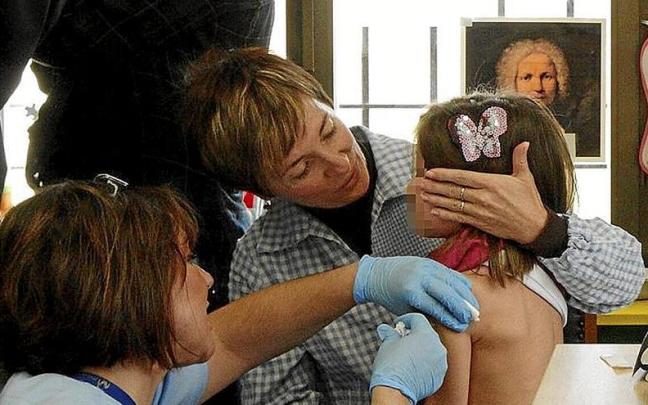 Una niña siendo vacunada. | FOTO: N.G.