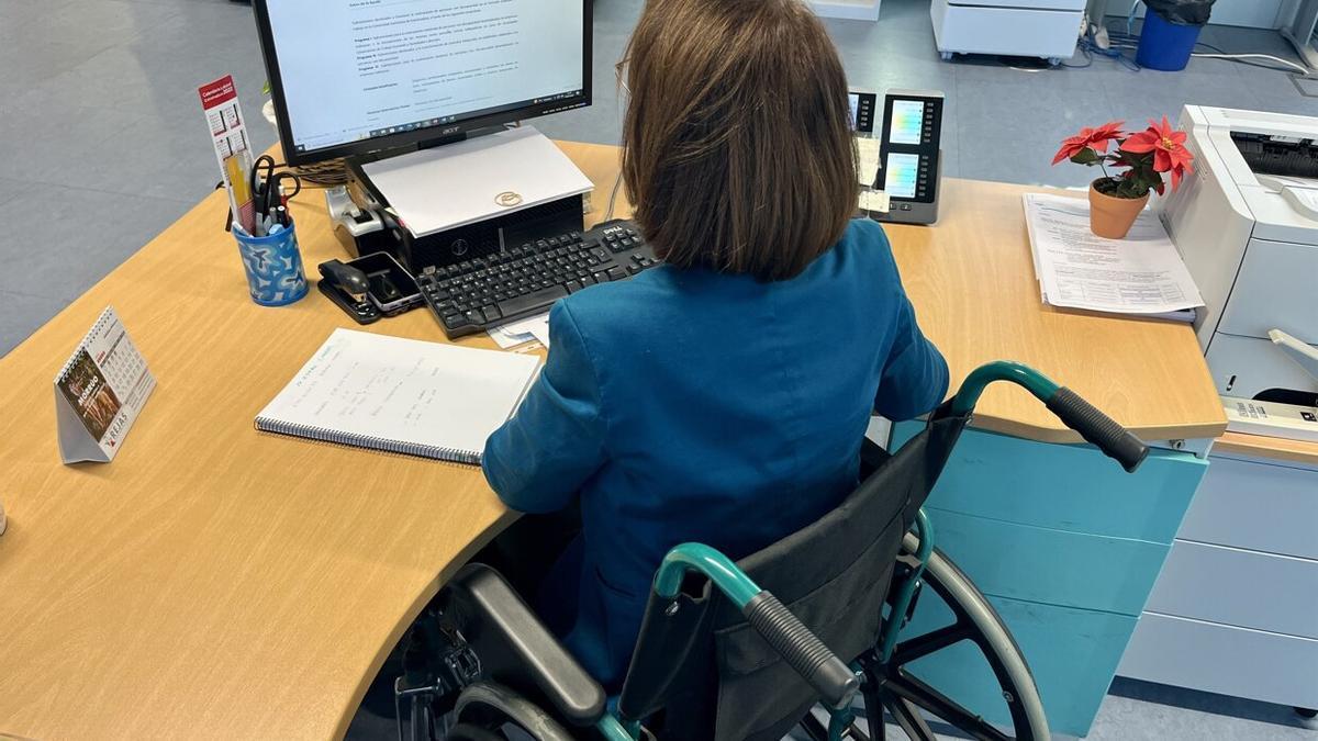 Una empleada en silla de ruedas en su puesto de trabajo