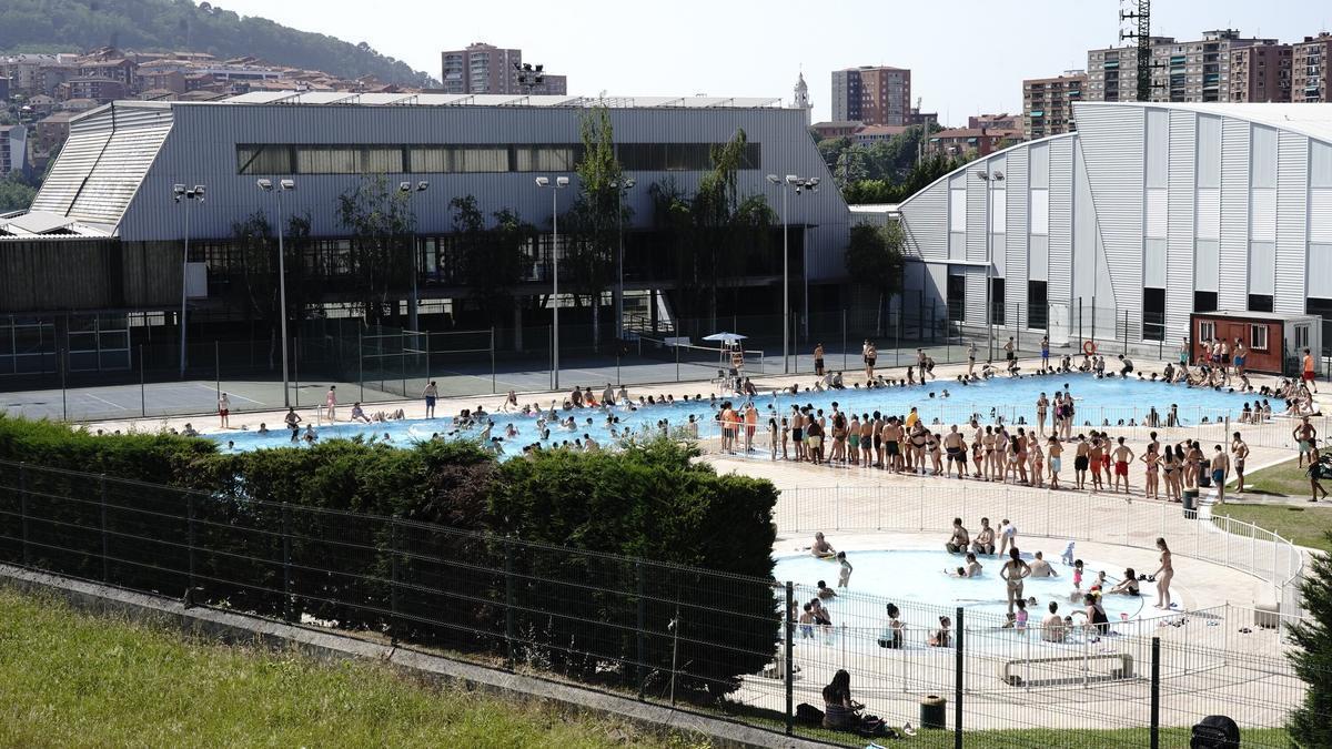 Las colas en las piscinas de Basauri se están dando por la tarde y, sobre todo, para poder bañarse en el vaso grande