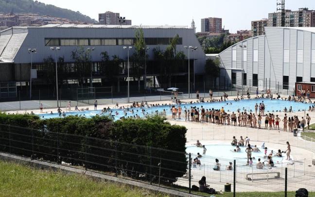 Las colas en las piscinas de Basauri se están dando por la tarde y, sobre todo, para poder bañarse en el vaso grande