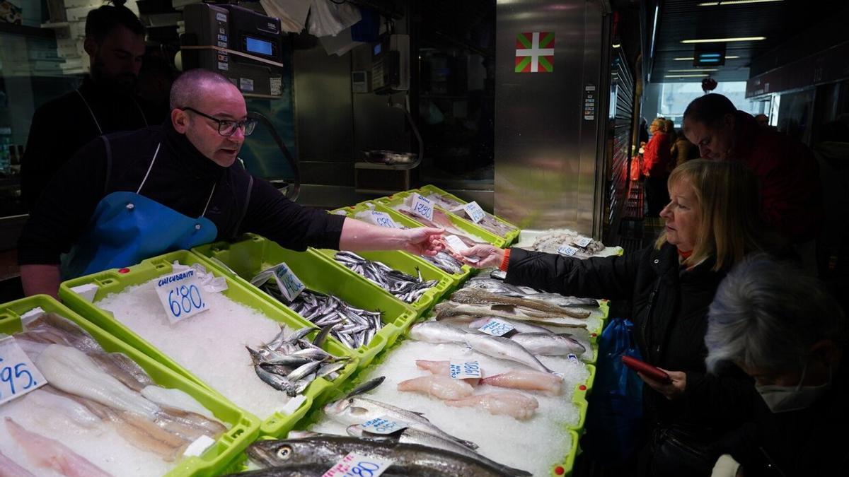 Un puesto de venta de pescados y mariscos en el Mercado de la Ribera.