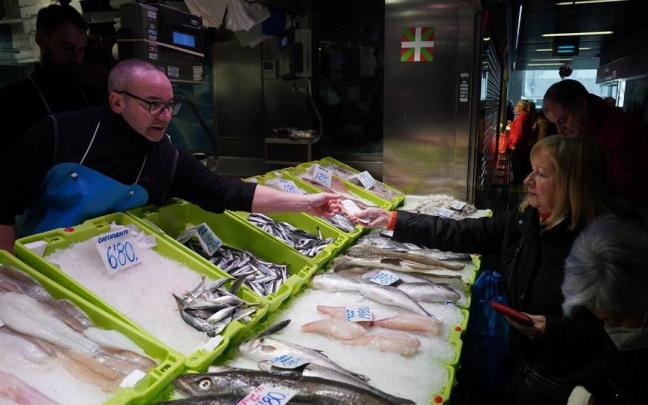 Un puesto de venta de pescados y mariscos en el Mercado de la Ribera. / Oskar Martinez Un puesto de venta de pescados y mariscos en el Mercado de la Ribera.
