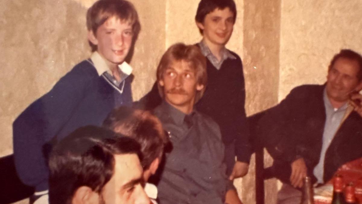 Santi Idigoras, con Iban, Xabier y varios clientes, en el bar Patxi de Brinkola.