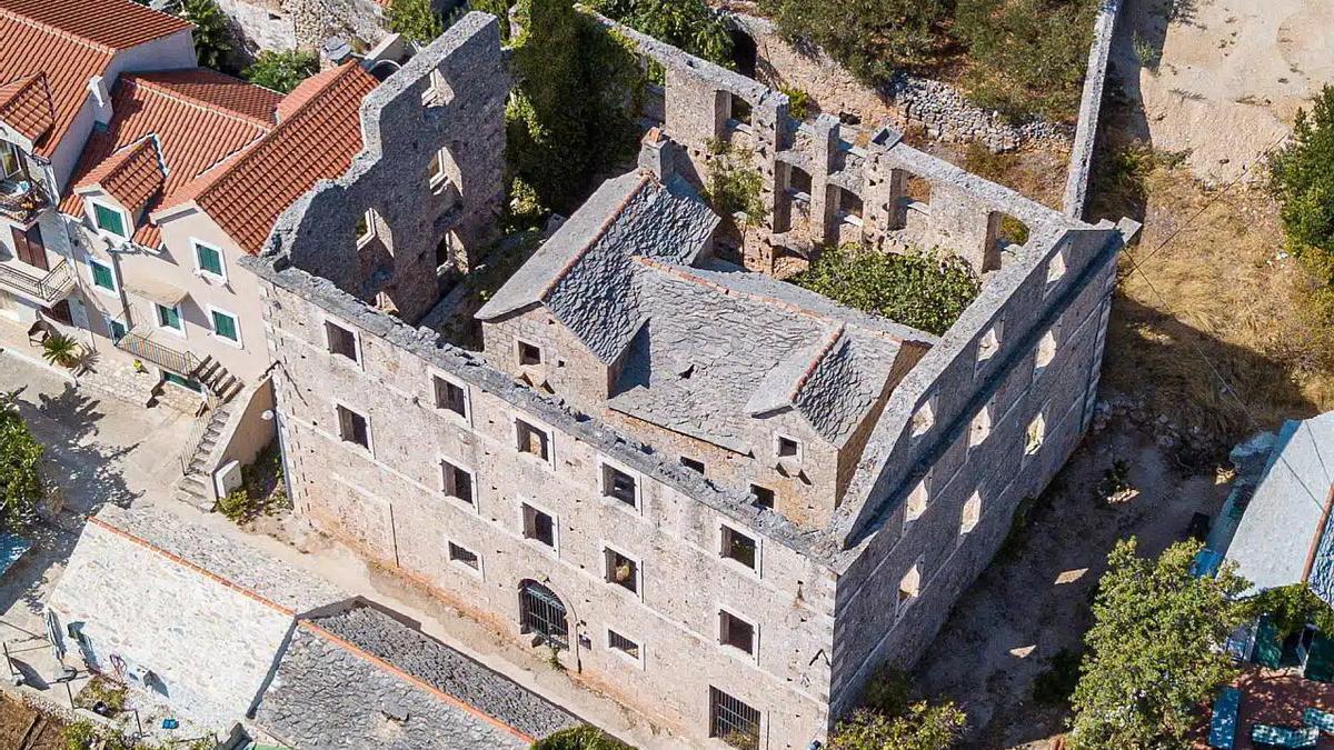 La curiosa casa que está dentro de otra, en la localidad de Bol (Croacia)