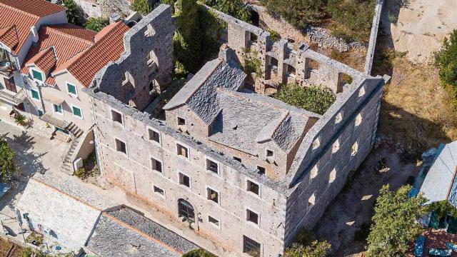 La curiosa casa que está dentro de otra, en la localidad de Bol (Croacia)