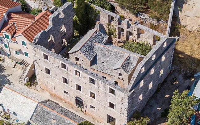 La curiosa casa que está dentro de otra, en la localidad de Bol (Croacia)