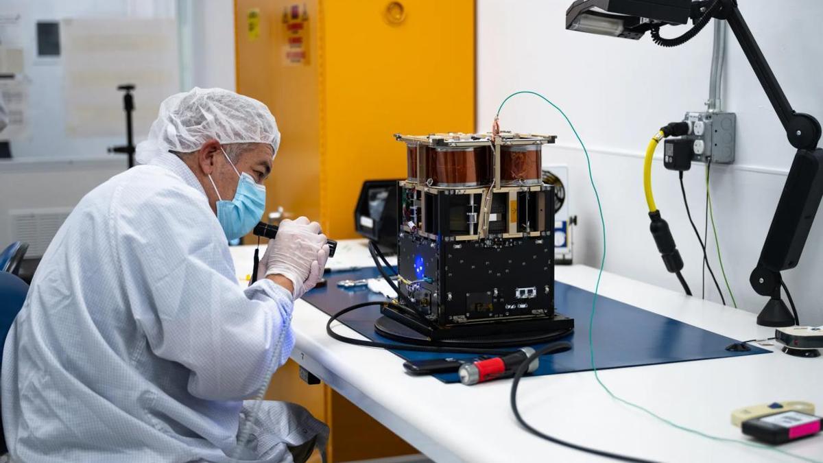 Un ingeniero de la NASA Ames revisa la nave espacial Advanced Composite Solar Sail System.