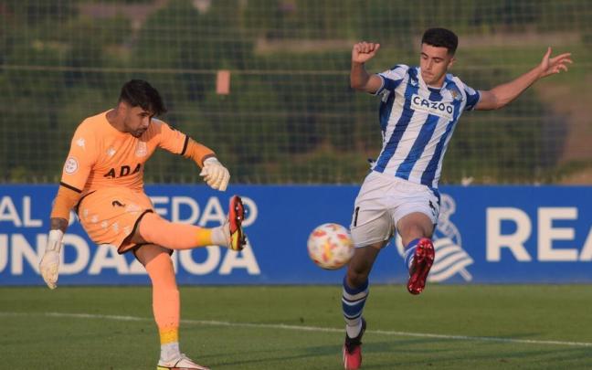 Ekain Azkune intercepta el rechace del portero del Alcorcón para convertir el definitivo 1-2. / PEDRO MARTINEZ
