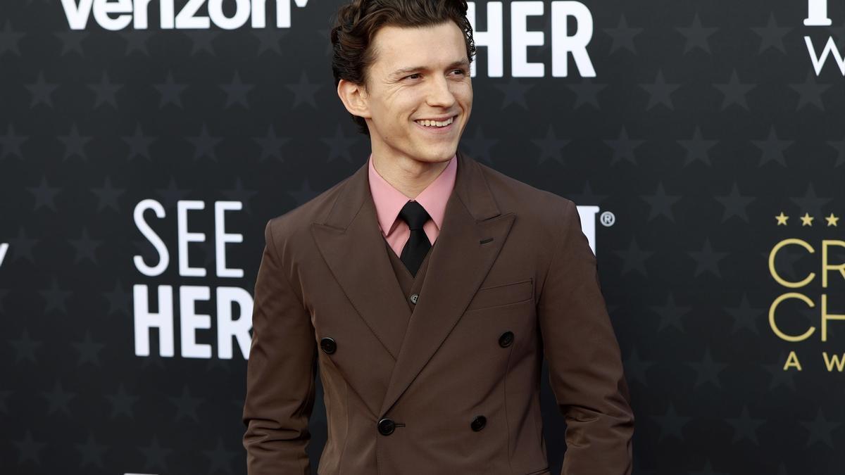 Tom Holland en la alfombra roja de los Critics Choice Awards 2024
