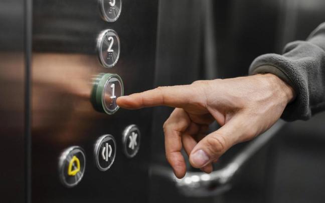 Al ascensor se subieron cinco huéspedes del hotel y cuatro amigos.