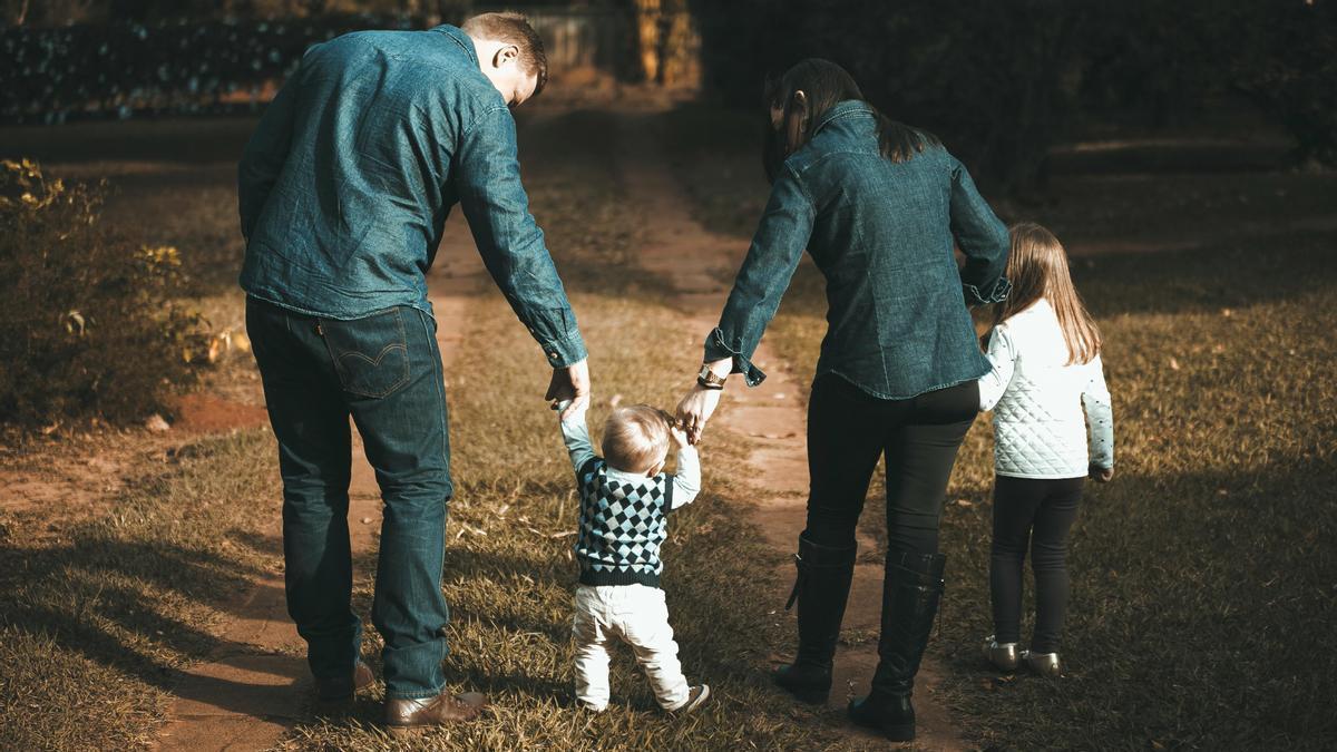 Unos padres con sus dos niños.