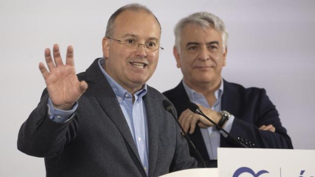 El secretario general del PP, Miguel Tellado (i), y el presidente del PP vasco, Javier de Andrés, durante la celebración del almuerzo de Navidad del PP, en el hotel Ciudad de Gasteiz.
