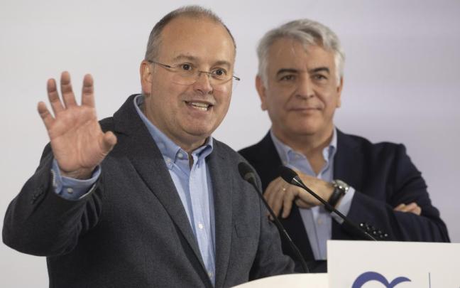 El secretario general del PP, Miguel Tellado (i), y el presidente del PP vasco, Javier de Andrés, durante la celebración del almuerzo de Navidad del PP, en el hotel Ciudad de Gasteiz.