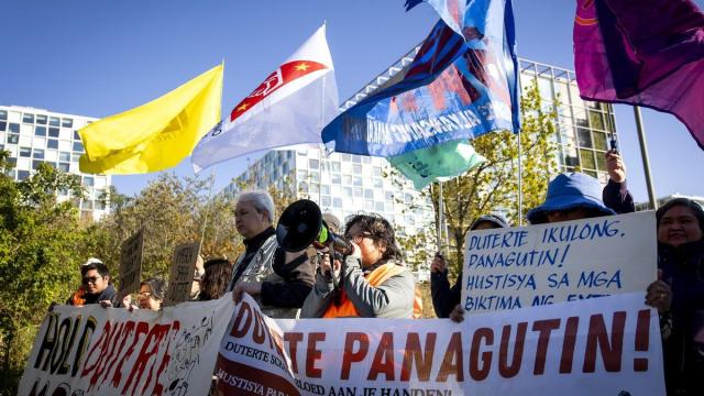Protestas frente a la CPI a la espera del fallo sobre el expresidente filipino, Rodrigo Duterte.