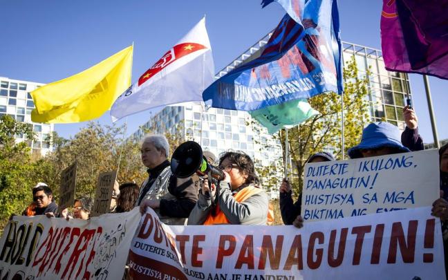 Protestas frente a la CPI a la espera del fallo sobre el expresidente filipino, Rodrigo Duterte.