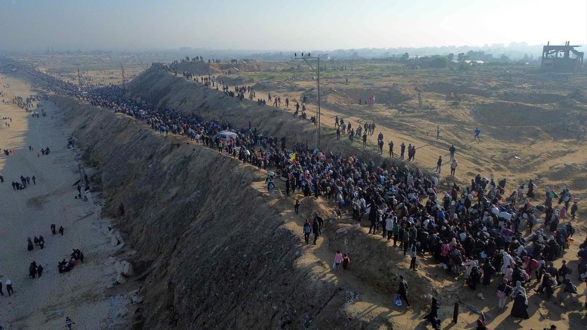 Una caravana de palestinos desplazados regresa a la ciudad de Gaza.