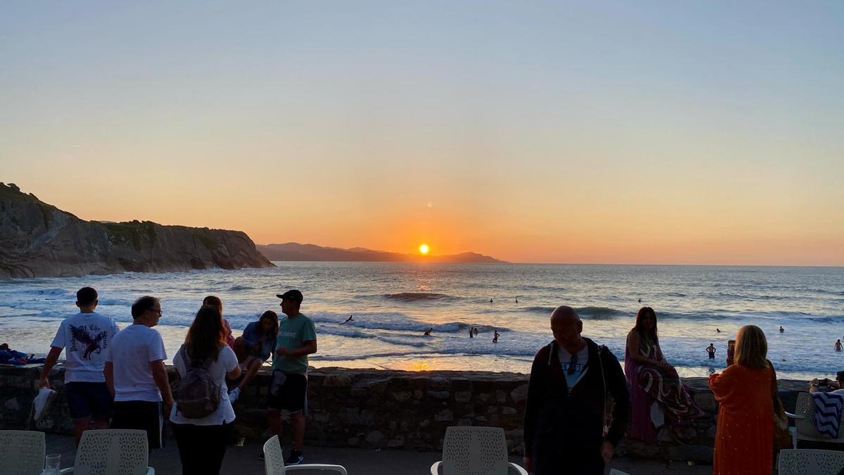 Puesta de sol en la playa Itzurun de Zumaia.