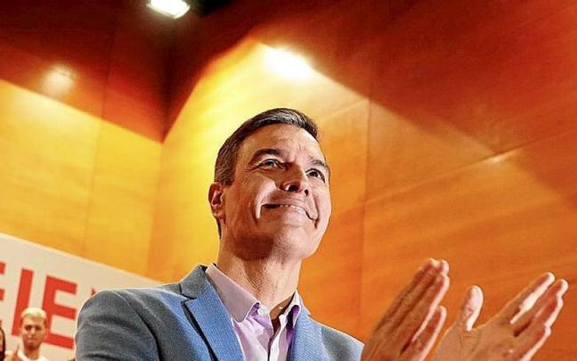 El líder del PSOE, Pedro Sánchez, y el presidente del PP, Alberto Núñez Feijóo, ayer en el último día de campaña. El líder del PSOE, Pedro Sánchez, y el presidente del PP, Alberto Núñez Feijóo, ayer en el último día de campaña.