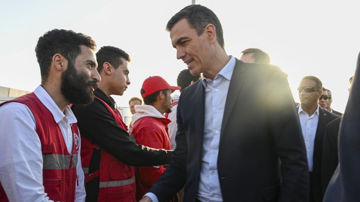 Sánchez saluda a trabajadores humanitarios en Egipto.