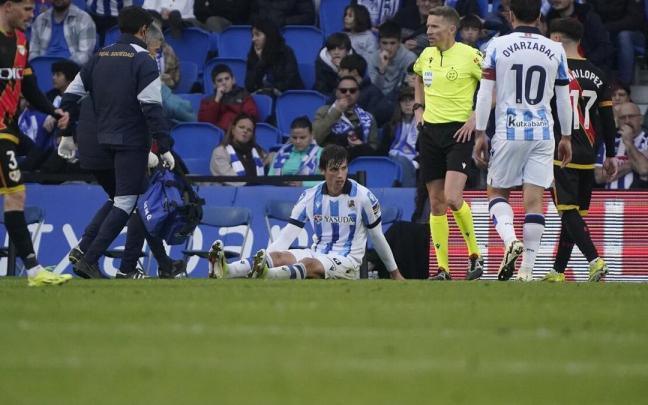 Le Normand, es atendido por los médicos de la Real. / RUBEN PLAZA