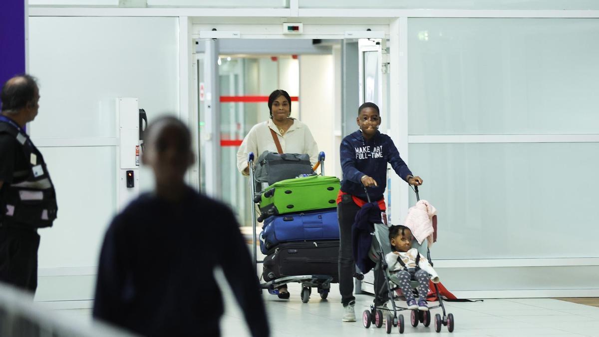 Una mujer y sus dos hijos llegan al aeropuerto Charles de Gaulle tras ser evacuados de Níger.