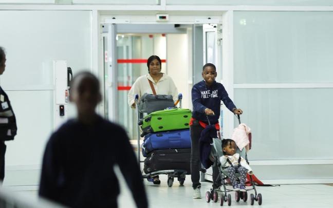 Una mujer y sus dos hijos llegan al aeropuerto Charles de Gaulle tras ser evacuados de Níger.