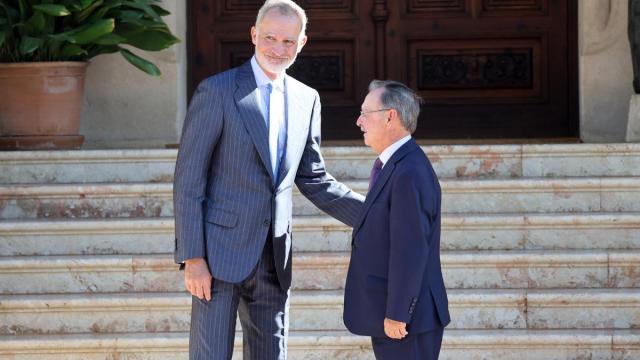 El rey Felipe VI recibe en el Palacio de Marivent al presidente de Ceuta, Juan Jesús Vivas, el 6 de agosto.
