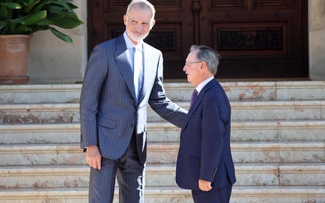 El rey Felipe VI recibe en el Palacio de Marivent al presidente de Ceuta, Juan Jesús Vivas, el 6 de agosto.