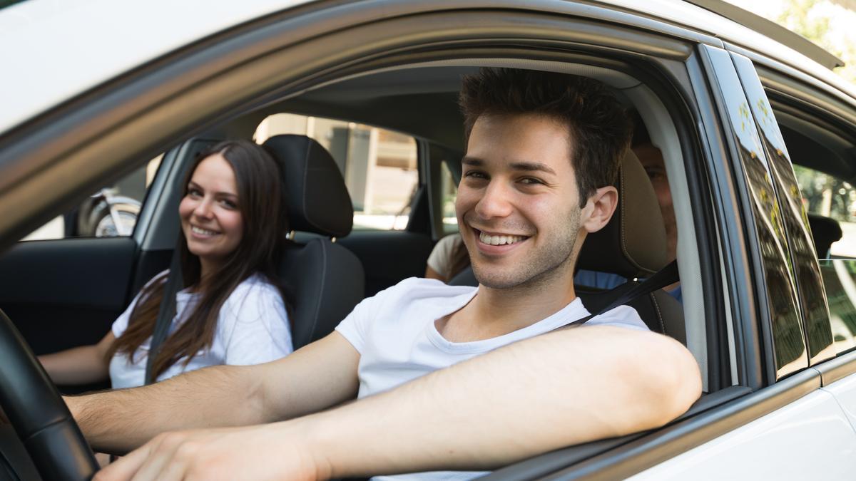 Dos jóvenes, dentro de un coche.