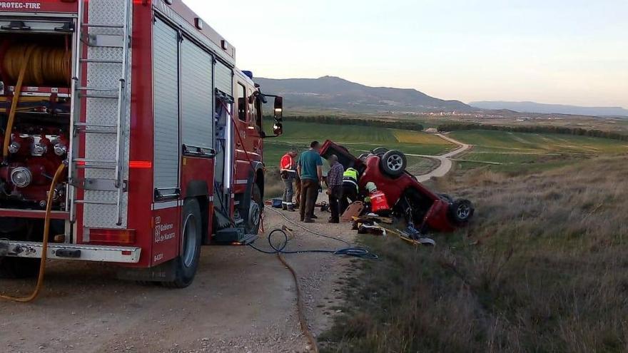 Bomberos y sanitarios auxilian al conductor.