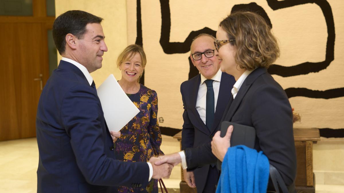 El lehendakari, Imanol Pradales, con los diputados generales Mendoza, González y Etxanobe