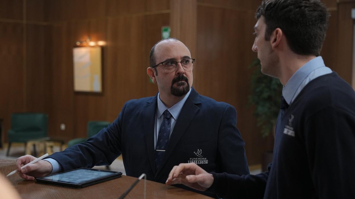 Carlos Areces y Roque Ruiz, en una escena de la segunda temporada de ‘Muertos S.L.’