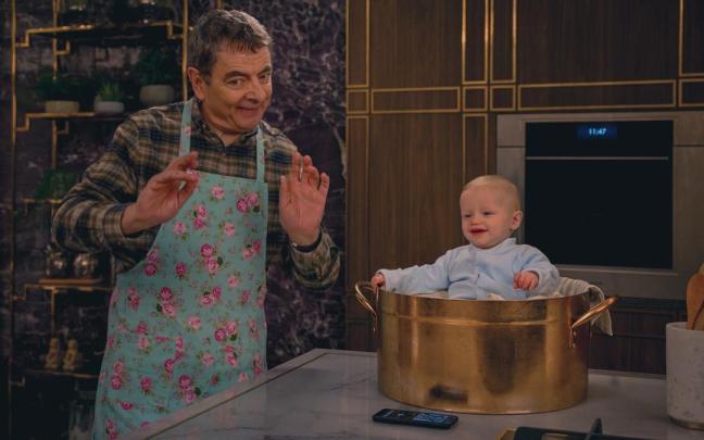 Rowan Atkinson en una escena de la serie ‘El hombre contra el bebé’.