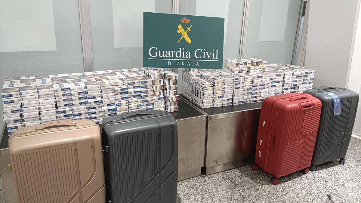 3.800 cajetillas de tabaco de contrabando incautadas a dos pasajeras en el aeropuerto de Bilbao. GUARDIA CIVIL