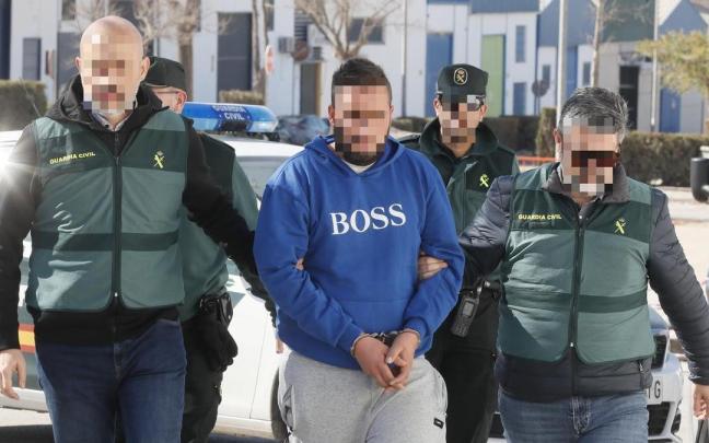 Agentes de la Guardia Civil trasladan al detenido por la presunta implicación en la muerte de su novia en Sevilla. Agentes de la Guardia Civil trasladan al detenido por la presunta implicación en la muerte de su novia en Sevilla.