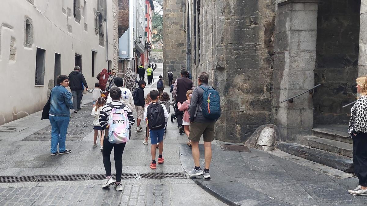 El grupo de escolares y sus familiares, camino de las aulas la mañana del martes.