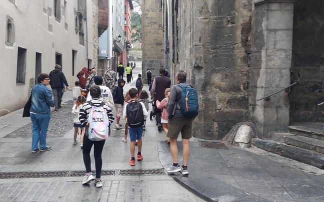 El grupo de escolares y sus familiares, camino de las aulas la mañana del martes.