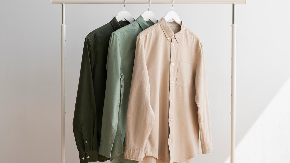 Camisas colgadas.