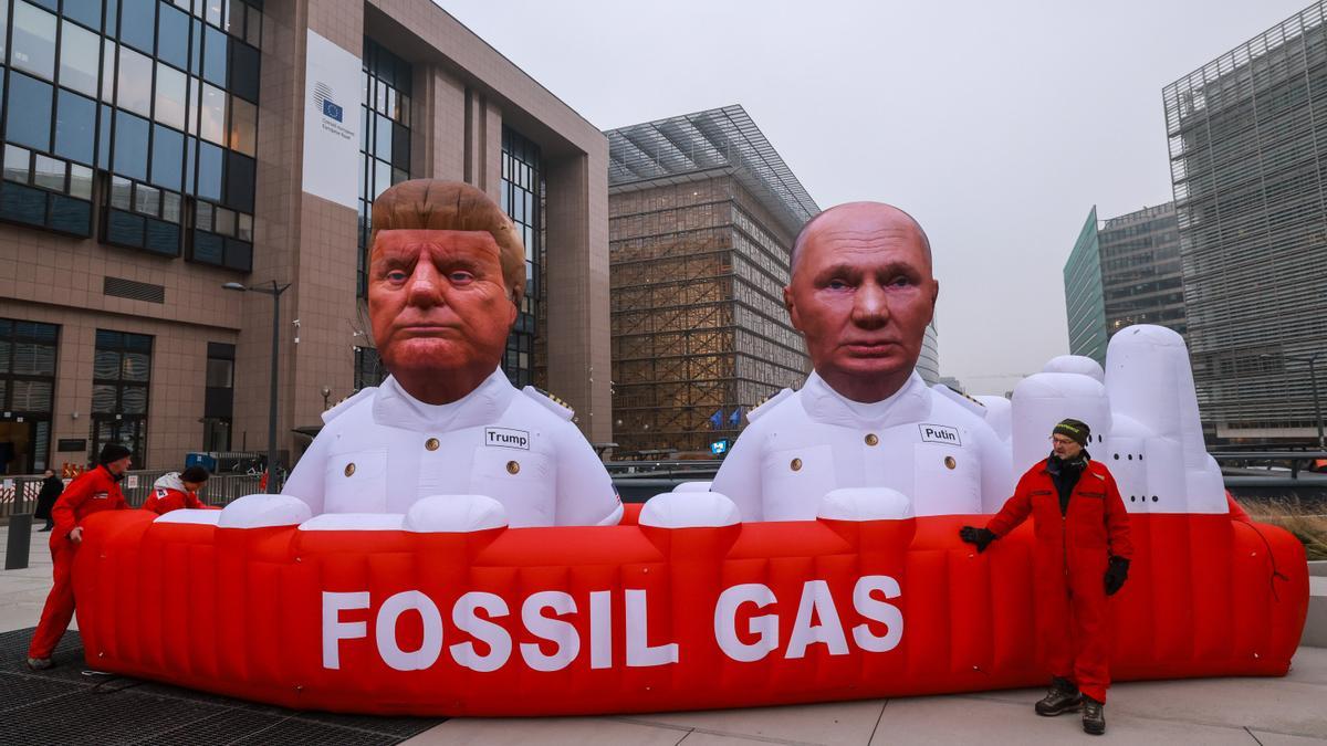 Activistas despliegan muñecos hinchables de Trump y Putin para pedir a la UE no cambiar el gas ruso por el de EEUU